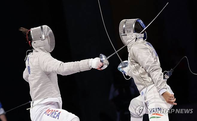 오상욱 '금메달을 향해' (파리=연합뉴스) 김인철 기자 = 31일(현지시간) 프랑스 파리 그랑 팔레에서 열린 2024 파리올림픽 펜싱 남자 사브르 단체 결승전에서 한국 오상욱이 헝가리 아론 실라지를 상대하고 있다. 2024.8.1 yatoya@yna.co.kr