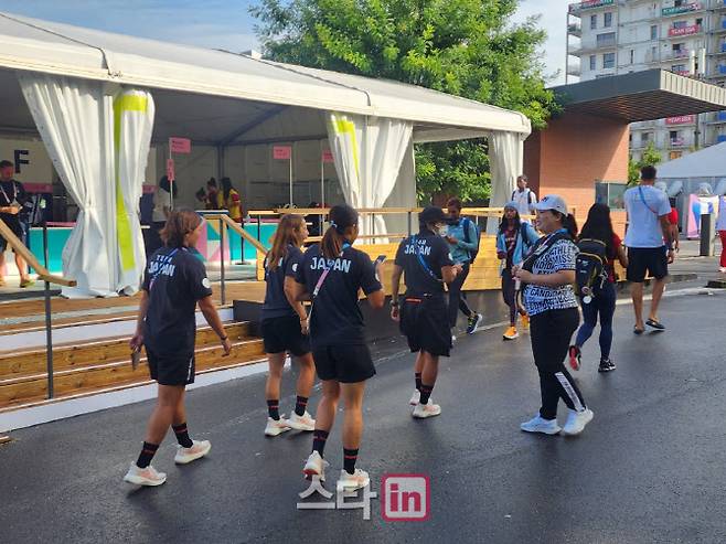 박인비 IOC 선수위원 후보(오른쪽)가 길을 거니는 일본 선수들을 향해 자신을 홍보하며 인사하고 있다. (사진=현지관계자)