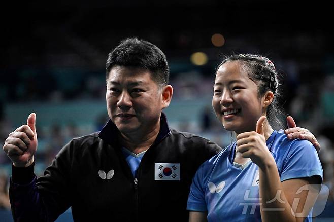 신유빈(오른쪽)과 오광헌 여자 탁구 대표팀 감독이 1일 오후(한국시간) 열린 2024 파리 올림픽 탁구 여자 단식 8강에서 승리한 후 기뻐하고 있다. ⓒ AFP=뉴스1