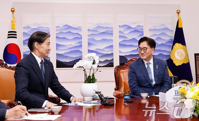 조국 조국혁신당 대표(왼쪽)가 2일 정치혁신 4법과 관련 서울 여의도 국회의장실을 찾아 우원식 의장과 대화하고 있다. 2024.8.2/뉴스1 ⓒ News1 안은나 기자