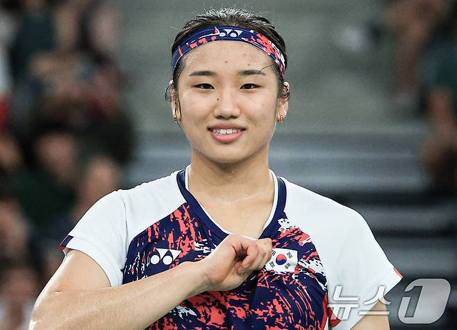 대한민국 배드민턴 대표팀 안세영 선수가 28일 오후(한국시간) 프랑스 파리 라 샤펠 아레나에서 열린 2024 파리올림픽 배드민턴 여자 단식 조별예선 불가리아의 칼로야나 날반토바 선수와의 경기를 세트스코어 2대0으로 승리한 후 포즈를 보이고 있다. 2024.7.28/뉴스1 ⓒ News1 박정호 기자