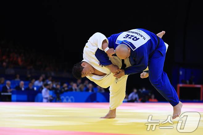 대한민국 유도대표팀 김민종 선수가 2일 오후 (한국시간) 프랑스 파리 샹 드 마르스 아레나에서 진행된 파리올림픽 유도 남자 +100kg 토너먼트 8강에서 아제르바이젠의 우샨기 코카우리(세계 17위)에게 절반을 따내며 승리했다.ⓒ News1 박정호 기자