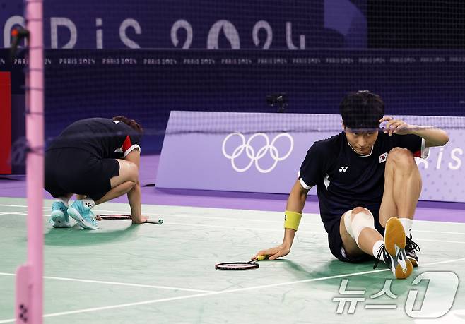 대한민국 배드민턴 대표팀 김원호, 정나은이 2일(한국시간) 프랑스 파리 라 샤펠 아레나에서 열린 배드민턴 혼합복식 금메달 결정전 젱시웨이, 황야총 조와의 경기에서 코트 바닥에 주저앉아 있다. 2024.8.2/뉴스1 ⓒ News1 이동해 기자