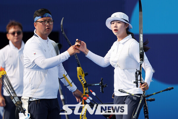 김우진과 임시현이 2일(현지시각) 프랑스 파리 레쟁발리드에서 열린 2024 파리 올림픽 양궁 혼성 단체 16강 대만과의 경기 시작에 앞서 하이파이브를 하고 있다. 사진┃파리=뉴시스