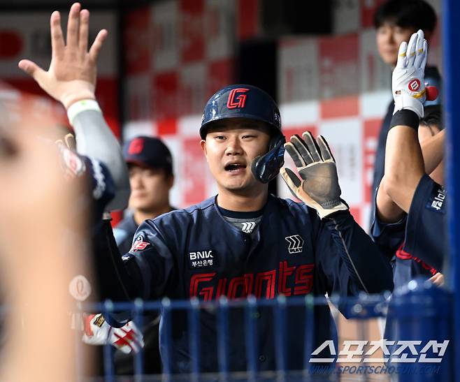23일 고척스카이돔에서 열린 롯데와 키움의 경기, 6회초 무사 만루 롯데 박승욱 타석때 키움 오석주의 폭투를 노려 득점한 손호영이 기쁨을 나누고 있다. 고척=허상욱 기자wook@sportschosun.com/2024.06.23/