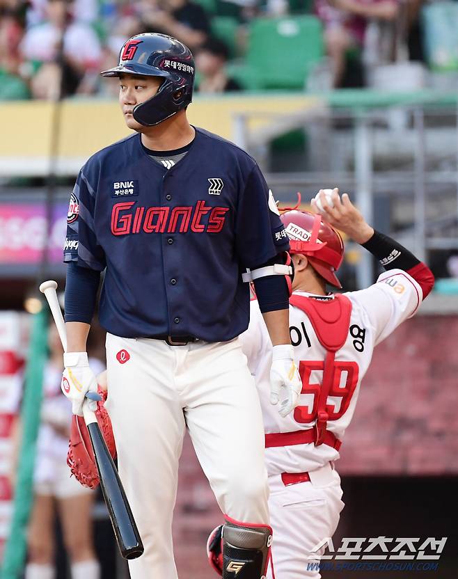 31일 인천 SSG랜더스필드에서 열린 SSG와 롯데의 경기. 1회 1사 2, 3루 삼진을 당하고 있는 롯데 손호영. 인천=송정헌 기자songs@sportschosun.com/2024.07.31/