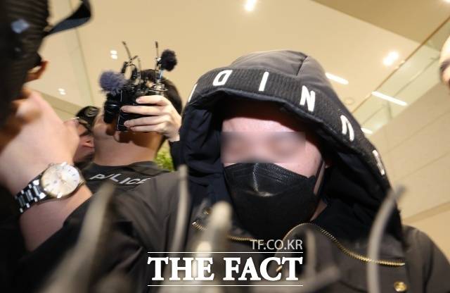 대치동 학원가 '마약 음료' 사건을 계기로 서울시가 '마약과의 전쟁'을 선포한지 1년이 지났다. '강남 학원가 마약음료 협박 사건' 주범 이모씨가 2023년 12월 26일 중국에서 송환돼 인천국제공항 제2터미널을 통해 입국하고 있다. /뉴시스