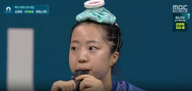 1일(현지시각) 프랑스 사우스 파리 아레나에서 열린 2024 파리 올림픽 탁구 여자 단식 8강전 경기 도중 에너지 젤을 먹고 있는 신유빈. /MBC