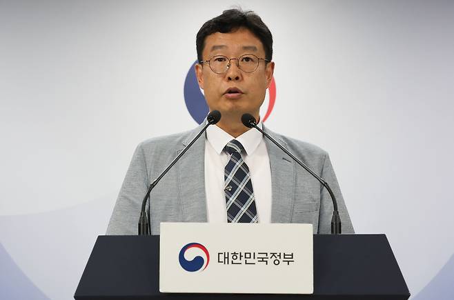 홍정익 질병관리청 감염병정책국장이 1일 서울 종로구 정부서울청사에서 '여름철 감염병 발생 동향 및 대응 현황' 브리핑을 하고 있다. /뉴스1