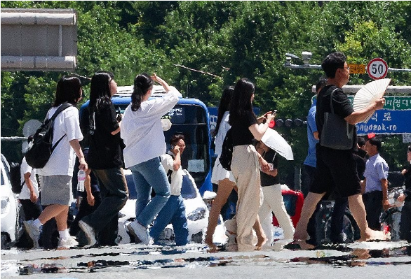 대구 중구 공평네거리에서 시민들이 도로를 지나가고 있다. ⓒ연합뉴스