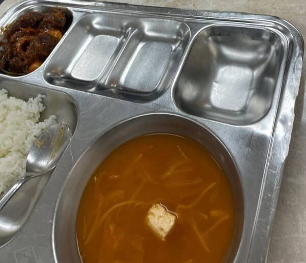 2024년 5월 온라인 상에서 논란이 된 영동중 급식 사진. 온라인 커뮤니티 갈무리