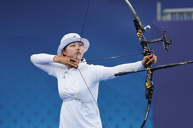 랑스 파리 레쟁발리드에서 열린 2024 파리올림픽 양궁 여자 개인전 인도네시아의 레자 옥타비아와의 32강 경기에서 임시현이 과녁을 조준하고 있다. 파리/연합뉴스