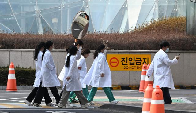 서울의 한 대형 종합병원 의료진이 2월 13일 함께 이동하고 있다. 서재훈 기자