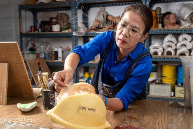 그의 커리어엔 단 1년의 공백도 없었다. 2009년, 특수 분장 기술을 배우기 위해 캐나다로 유학을 떠났을 때조차 공부 중에 틈틈이 미국 시애틀로 건너가 김태용 감독의 ‘만추’를 작업했다. 박시몬 기자