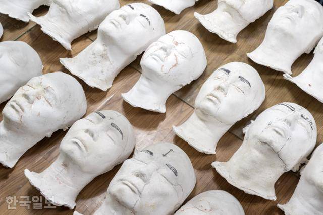 53편의 영화로 가득 채워진 그의 필모그래피는 시간을 재료로 쌓아 올린 ‘공든 탑’이다. 박시몬 기자