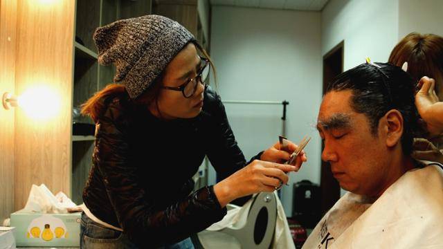 스태프는 반드시 '선택을 받아야 일할 수 있는' 직업이다. "내가 감독에게든, 제작사에게든, 배우에게든 계속해서 선택을 받으려면 끝없이 성장해야만 하겠죠. 그런 의미에서 난 외형은 늙어가도 여전히 뜨거운 사람이길 원합니다." 영화 '아가씨' 제작 당시 조진웅 배우를 분장하고 있는 그의 모습. CJ엔터테인먼트 제공