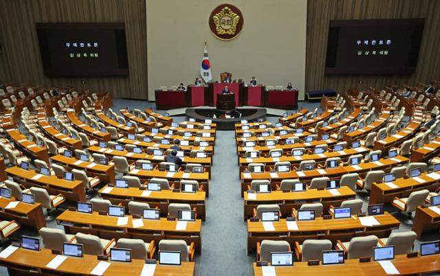 김상욱 국민의힘 의원이 2일 오전 서울 여의도 국회에서 열린 제416회(임시회) 제2차 본회의에서 2024년 민생회복지원금 지급을 위한 특별조치법안과 노동조합 및 노동관계조정법 일부개정법률안(노란봉투법)에 반대하는 필리버스터(무제한토론)를 하는 가운데 대부분 의석이 비어 있다. 뉴시스