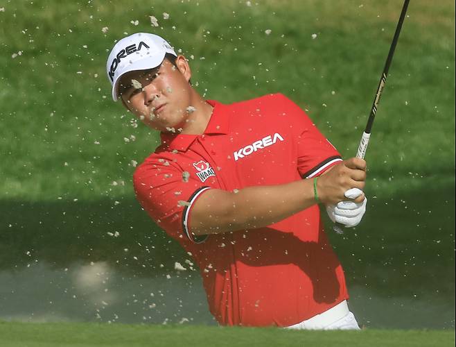 <yonhap photo-8469=""> 벙커 탈출 성공하는 김주형 (파리=연합뉴스) 김도훈 기자 = 1일 오전(현지시간) 프랑스 파리 르 골프 나쇼날에서 열린 2024 파리올림픽 골프 남자 1라운드 3번홀에서 한국의 김주형이 벙커샷을 치고 있다. 2024.8.1 superdoo82@yna.co.kr/2024-08-01 20:57:23/ <저작권자 ⓒ 1980-2024 ㈜연합뉴스. 무단 전재 재배포 금지, AI 학습 및 활용 금지></yonhap>
