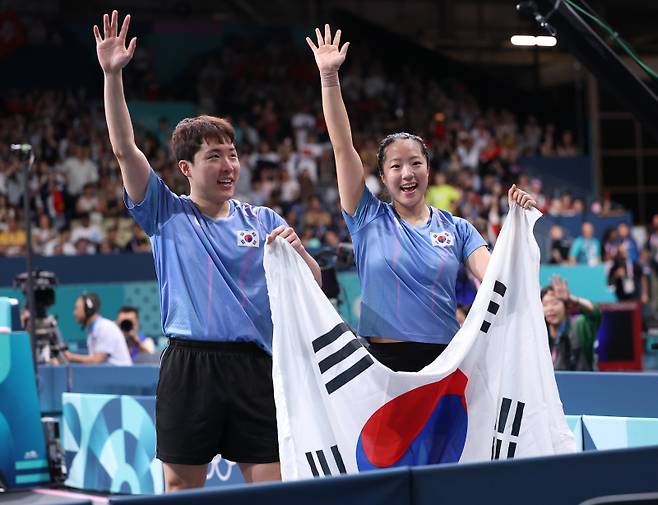 <yonhap photo-5717=""> 임종훈-신유빈, '동메달 성공' (파리=연합뉴스) 김도훈 기자 = 30일(현지시간) 프랑스 파리 사우스 파리 아레나4에서 열린 2024 파리올림픽 탁구 혼합복식 동메달 결정전에서 한국 임종훈-신유빈이 홍콩 웡춘팅-두호이켐과 대결에서 승리를 거둔 뒤 기뻐하고 있다. 2024.7.30 superdoo82@yna.co.kr/2024-07-30 21:24:43/ <저작권자 ⓒ 1980-2024 ㈜연합뉴스. 무단 전재 재배포 금지, AI 학습 및 활용 금지></yonhap>