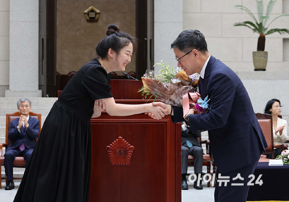 노경필 신임 대법관이 2일 서울 서초구 대법원에서 열린 대법관 취임식에서 직원에게 꽃다발을 전달받고 있다. [사진=사진공동취재단]