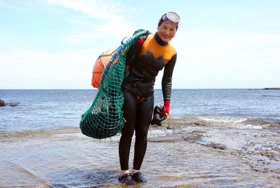우도 북쪽 전흘동 해변에서 만난 해녀 고봉선씨. 성게를 한가득 잡아왔다.