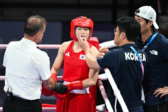 경기 전 마우스피스를 무는 임애지(왼쪽 둘째)와 김호상 감독. 파리=김성룡 기자