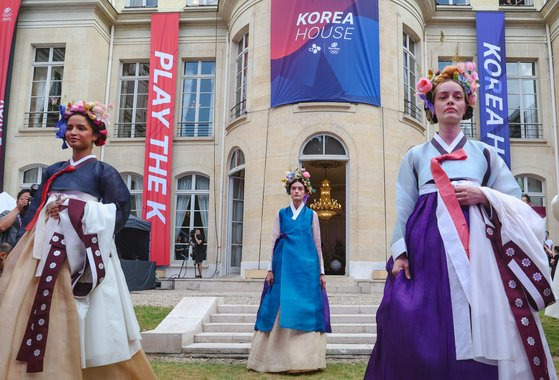 2일 새벽(한국시간) 프랑스 파리 코리아 하우스에서 열린 ‘한국의 날’ 행사의 한복 패션쇼.뉴스1