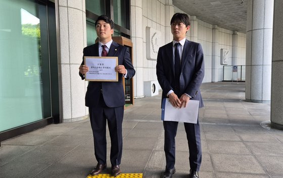 큐익스프레스 물류비 미지급과 관련하여 김민석 서울시 강서구의원(왼쪽)이 2일 오후 대검찰청에 고발장을 제출했다. 양수민 기자