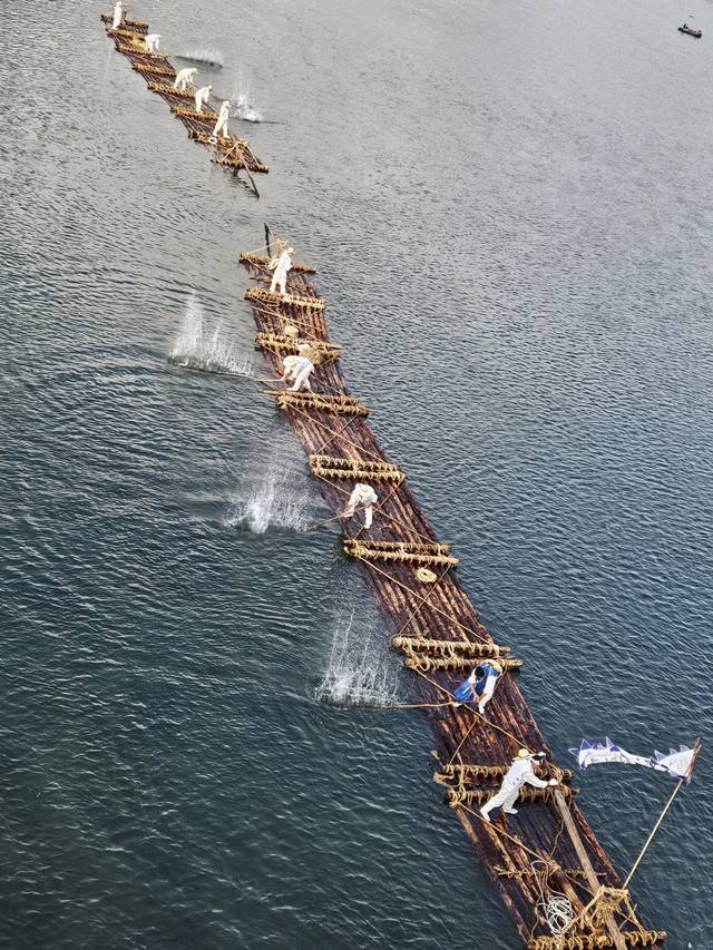 영월군의 올해 제26회 동강뗏목축제가 2일 개막된 가운데 청정 동강에서 전통 방식으로 제작된 뗏목 시연이 펼쳐지고 있다.