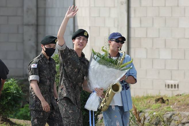 그룹 방탄소년단 진이 지난 6월 12일 전역할 당시 RM이 색소폰을 연주했다. /사진=연합뉴스