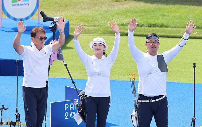 2일 프랑스 파리 앵발리드에서 열린 2024 파리올림픽 양궁 혼성 단체전 인도와의 준결승에서 승리한 한국 김우진(오른쪽부터)과 임시현, 박성수 감독이 기뻐하고 있다.  /연합뉴스