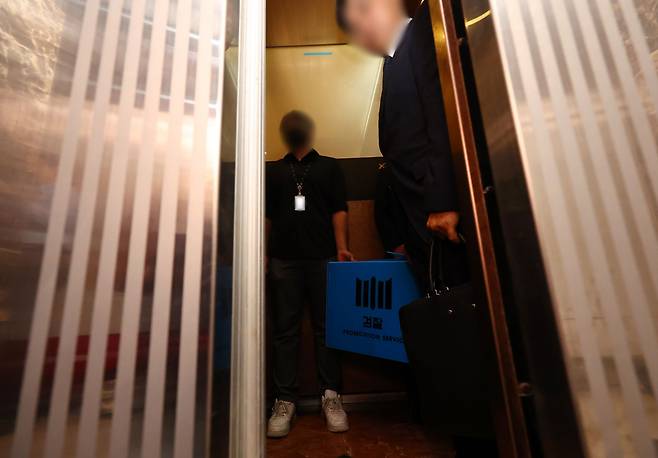 Investigators from the Seoul Central District Prosecutors’ Office raid the home of Qoo10 Group CEO Ku Young-bae, Thursday. (Yonhap)