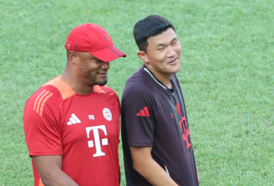 Bayern Munich manager Vincent Kompany, left, speaks with defender Kim Min-jae during training at Seoul World Cup Stadium in western Seoul on Friday. [YONHAP]