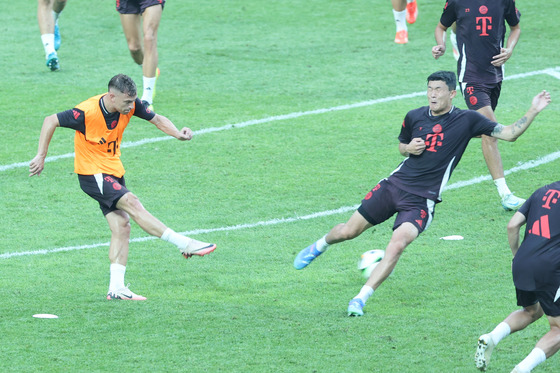 Bayern Munich defender Joshua Kimmich, left, shoots during training at Seoul World Cup Stadium in western Seoul on Friday. [YONHAP]