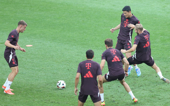 Bayern Munich train at Seoul World Cup Stadium in western Seoul on Friday. [YONHAP]