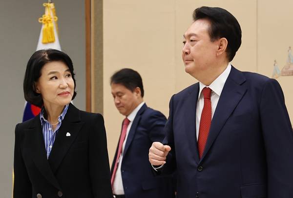 ▲1일 윤석열 대통령으로부터 임명장을 받고 이동하는 이진숙 방송통신위원장.ⓒ연합뉴스