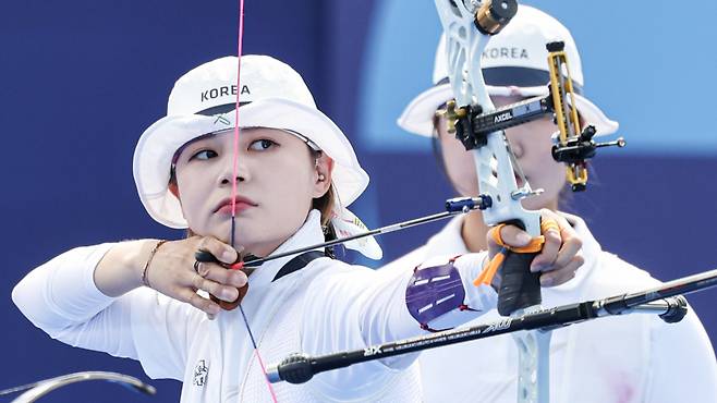 대한민국 양궁 국가대표팀 전훈영이 지난 28일(한국시간) 프랑스 파리 앵발리드에서 열린 '2024 파리 올림픽' 양궁 여자 단체전 준결승 경기에서 활시위를 당기는 모습. /2024.07.28. /파리=뉴스1