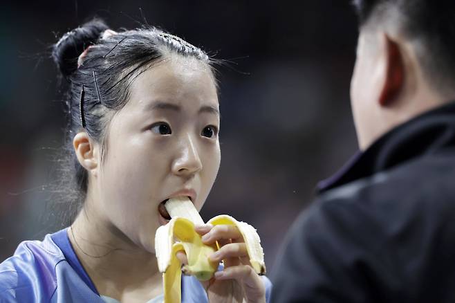 대한민국 탁구 국가대표팀 신유빈이 1일(한국시간) 프랑스에서 열린 '2024 파리 올림픽' 탁구 여자 단식 8강전 일본 히라노 미우와의 경기에서 바나나를 먹으며 코치 지시를 듣고 있다. /2024.08.01. /사진=뉴시스