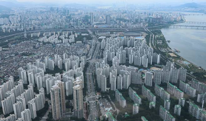 '악성 미분양'으로 불리는 준공 후 미분양이 지방에 80% 이상 쏠려있음에도 올해 공급 물량이 지방에 치중된 것으로 나타나 수요 없는 과잉 공급이라는 우려가 나온다. 사진은 서초구 아파트의 모습. /사진=뉴스1