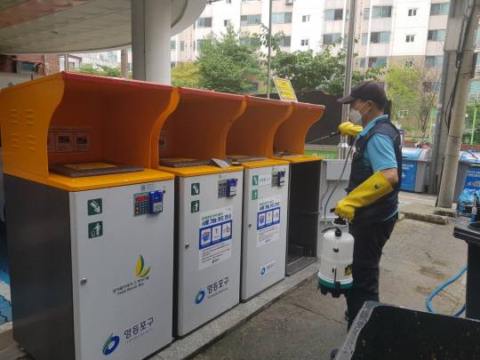 서울 영등포구 관내에서 전자태그방식(RFID) 음식물 쓰레기 종량기를 세척하고 있다. 영등포구청 제공