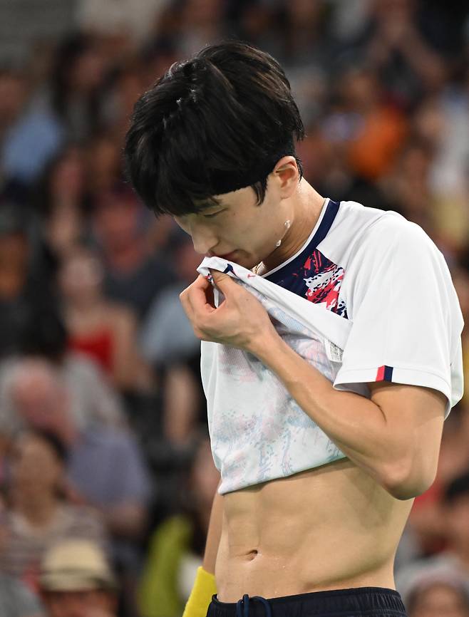 1일(현지시간) 프랑스 파리 아레나 포르트 드 라 샤펠 경기장에서 열린 2024 파리올림픽 배드민턴 혼합복식 4강전에서 김원호-정나은 조가 서승재-채유정 조를 세트스코어 2-1(21-16, 20-22, 23-21)로 승리하고 결승에 진출했다. 김원호가 땀을 닦고 있다. 파리=이상섭 기자