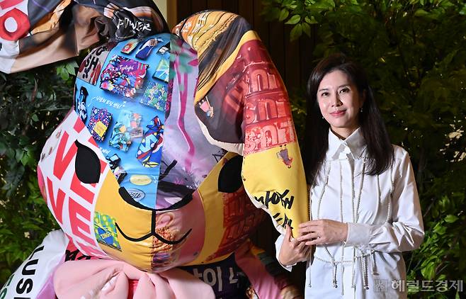 우미령 러쉬코리아 대표가 31일 오후 서울 강남구 러쉬코리아 사무실에서 대표 캐릭터 리토(리사이클토끼)와 함께 촬영하고 있다. 임세준 기자