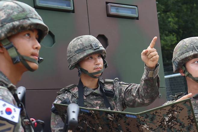 국방부가 부사관과 병사들이 도맡아 하던 부대 시설관리와 청소를 공무직근로자가 전담토록 하고 특별한 결격사유 없이 본인이 지원하는 부사관은 장기복무자로 선발할 방침을 밝혔다. 자료사진. 육군 11기동사단 조재희 중사가 경수색반 팀원들과 함께 교육훈련을 하고 있다.[육군 제공]