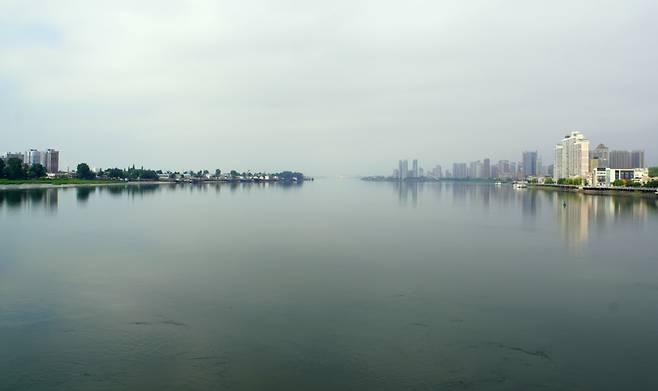 왼쪽이 신의주, 오른쪽이 단동 [함영훈 기자]