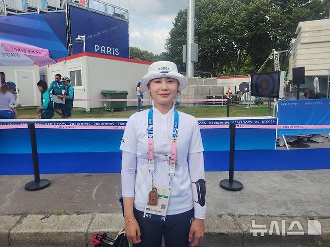 [파리=뉴시스] 김희준 기자 = 한국 여자 양궁 대표팀의 전훈영이 2일(한국시각) 프랑스 파리 레쟁발리드에서 열린 대회 여자 개인전 32강전에서 승리한 뒤 인터뷰를 하고 있다. 2024.08.02jinxijun@newsis.com