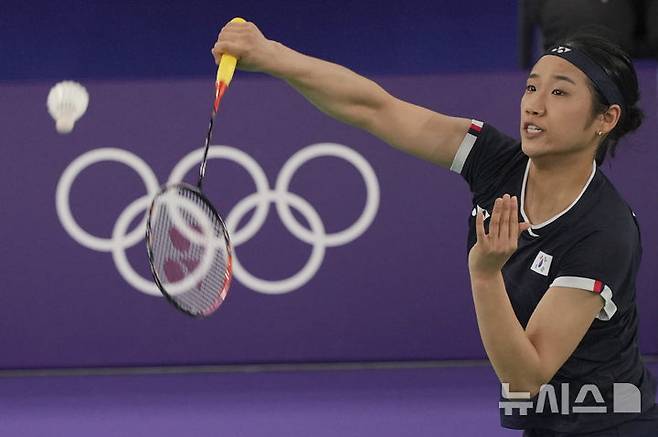 [파리=AP/뉴시스] 배드민턴 국가대표 안세영이 1일(한국시각) 오전 2시30분 프랑스 파리의 포르트 드 라샤펠 아레나에서 열린 '2024 파리올림픽' 배드민턴 여자 단식 A조 조별 예선 2차전에서 프랑스의 치쉐페이와 경기를 치르고 있다. 2024.08.01.