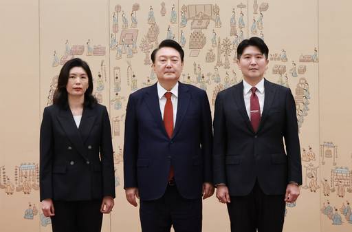 윤석열 대통령이 2일 서울 용산 대통령실 청사에서 열린 임명장 수여식에서 유혜미 대통령실 저출생대응수석에게 임명장을 수여 후 기념촬영을 하고 있다. 왼쪽부터 유 저출생대응수석, 윤대통령, 유 수석 배우자 석병훈 이화여대 경제학과 교수.&nbsp; &nbsp;대통령실통신사진기자단