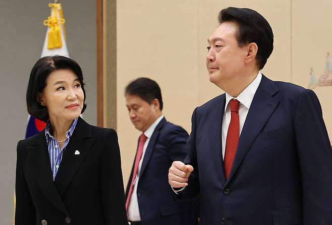 윤석열 대통령이 8월1일 서울 용산 대통령실 청사에서 이진숙 방송통신위원장에게 임명장을 수여한 뒤 이 위원장과 대화하며 환담장으로 향하고 있다. ⓒ연합뉴스