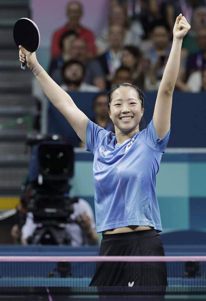 신유빈이 1일(한국시간) 사우스파리아레나에서 벌어진 2024파리올림픽 탁구 여자단식 16강에서 히라노 미우를 게임스코어 4-3으로 돌려세운 뒤 기뻐하고 있다. 대회 혼합복식 동메달 획득 이후 한층 더 강해진 멘탈을 앞세워 승승장구 하고 있다는 평가다.파리｜뉴시스