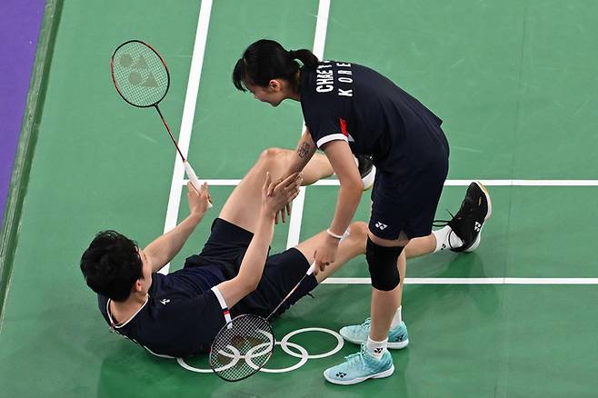 2일 오후(현지시각) 프랑스 파리 포르트 드 라 샤펠 아레나에서 열린 2024파리올림픽대회 배드민턴 혼합 복식 동메달 결정전에서 채유정이 서승재를 일으키고 있다. 2024.8.02. 파리=올림픽사진공동취재단/SS